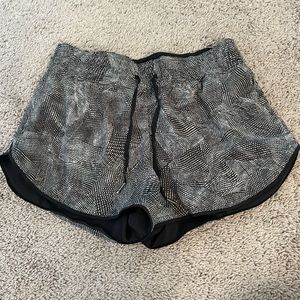 Lululemon Choose your Side Reversible Mid-Rise Short - Black & White Size 8